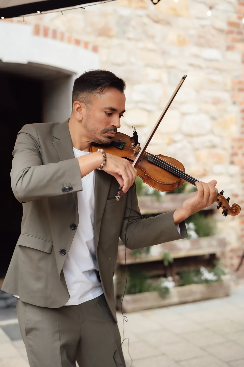 Violinist begleitet eine Hochzeit mit Live-Musik.
