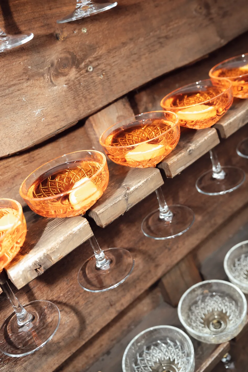 Aperitifgläser auf einer Holztheke beim Hochzeitsempfang.