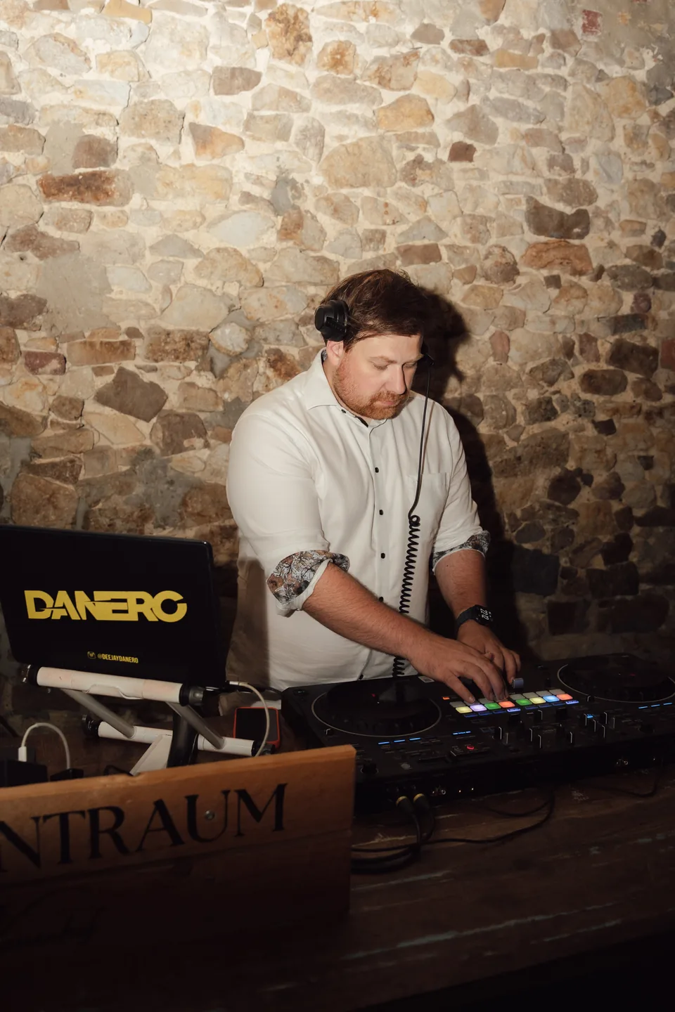 DJ Danero am DJ-Pult bei einer Hochzeit.