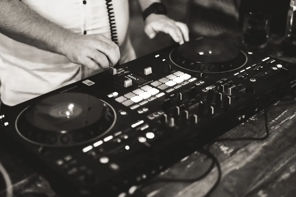 DJ Daneros Hände am Mischpult bei einer Hochzeit.