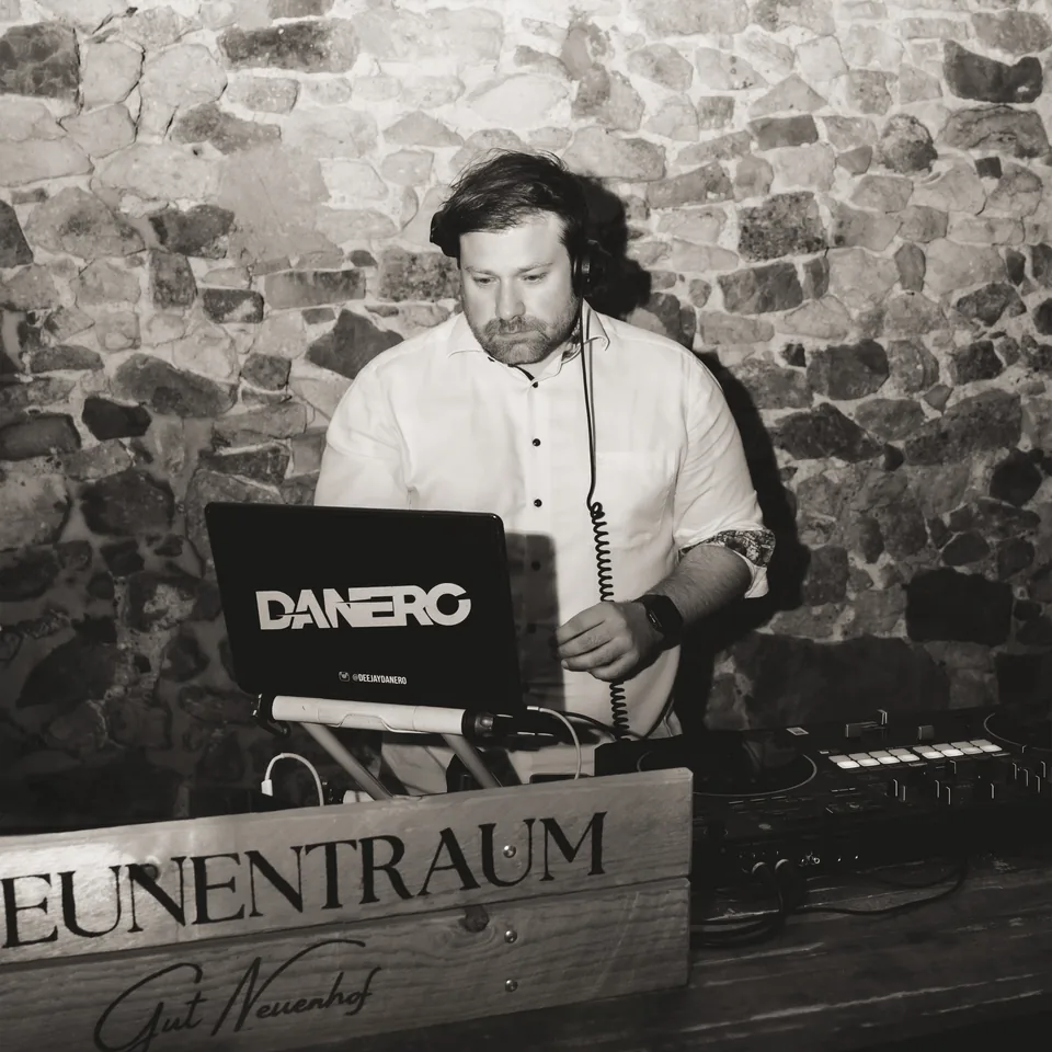 DJ Danero legt bei einer Hochzeit auf, Schwarz-Weiß-Aufnahme.